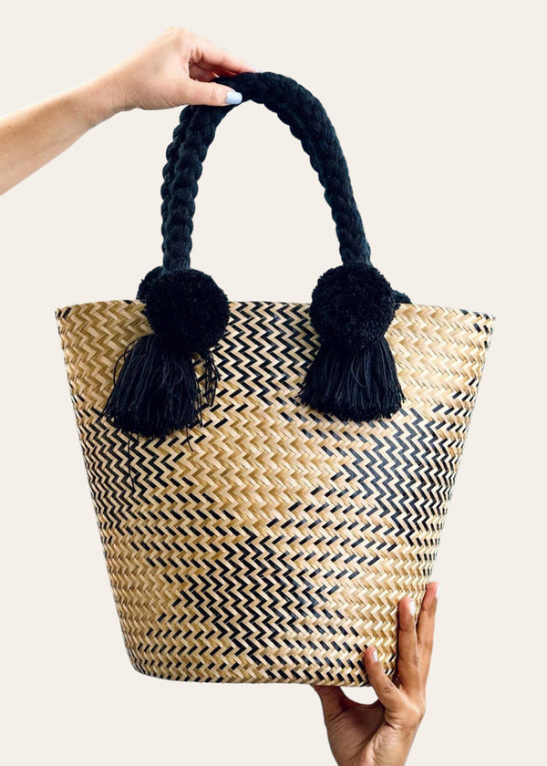 Wayuu bag with pom pons balck