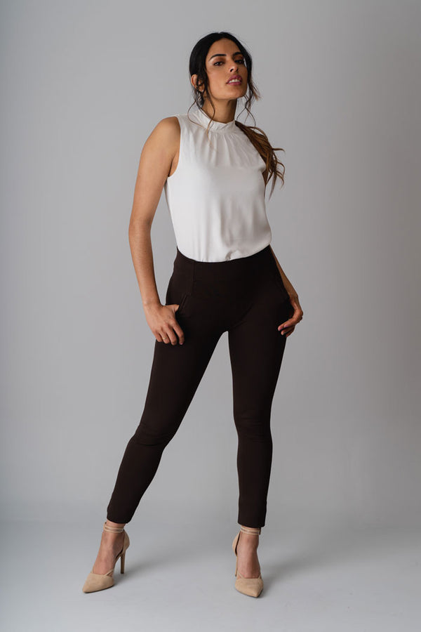 Skinny high waisted pull-on trousers with pockets in brown