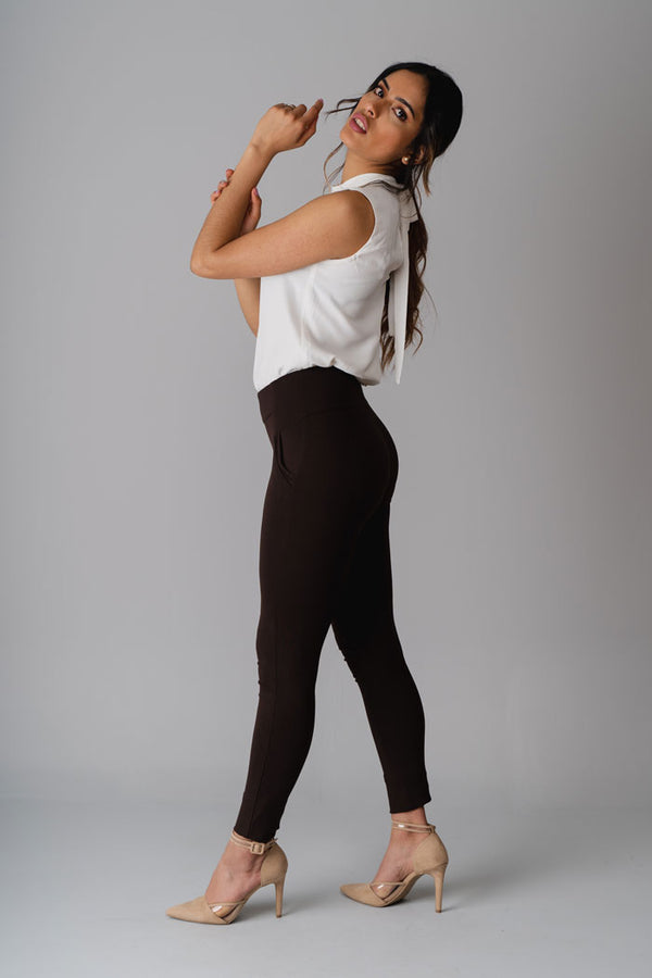 High-waisted pants with pockets in brown